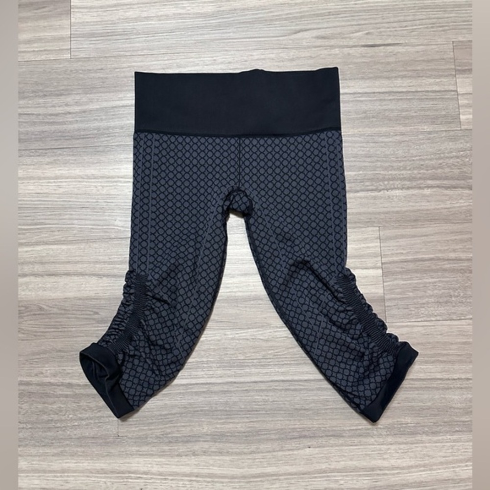 Lululemon seamless Capri Leggings with Textured Pattern